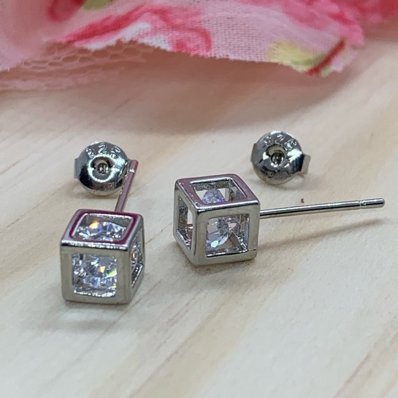 🌟  Silver CZ Stud Earrings - Picture 4 of 4